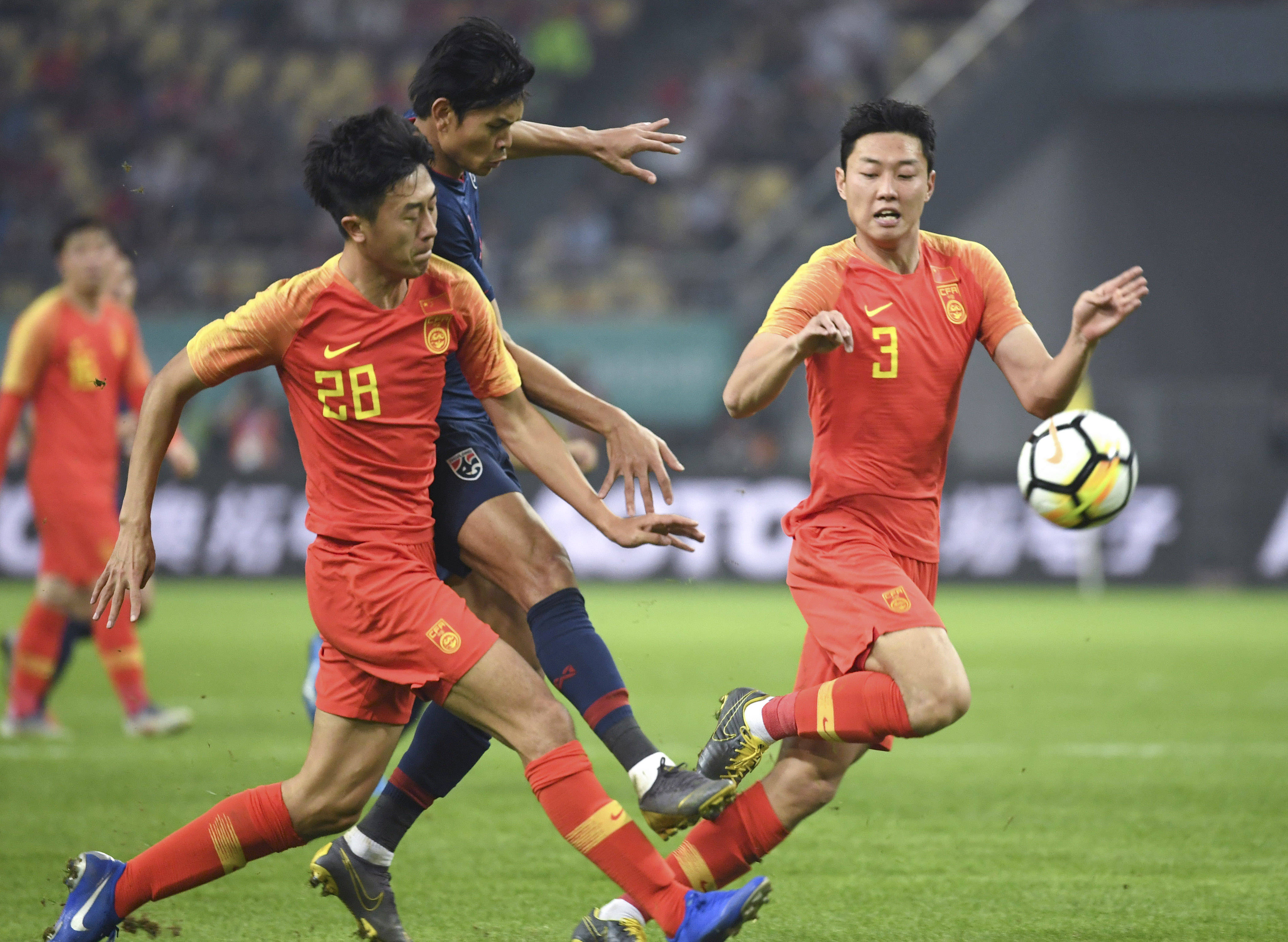 精彩对决！中国足球代表队赢得胜利，晋级